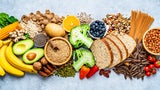 Eine ballaststoffreiche und eiweißhaltige Ernährung hilft, um Bauchfett zu verlieren.