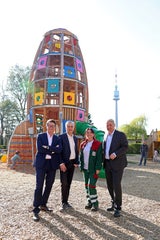 Klimastadtrat Jürgen Czernohorszky, Gemeinderat Josef Taucher, Mitarbeiterin der Wiener Stadtgärten, Bezirksvorsteher Ernst Nevrivy im entsiegelten Bereich.  