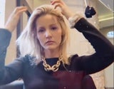 Melissa Naschenweng zeigt ihre "echten" Haare.