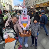 Osterhase hoppelt auf Märkten umher