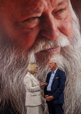 Landeshauptfrau Johanna Mikl-Leitner im Gespräch mit Karlheinz Essl bei der Eröffnung der Ausstellung "mein nitsch“ im nitsch museum Mistelbach.
