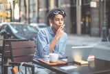 Wissenschaftlich belegt: Warum Raucher mehr Koffein brauchen als Nichtraucher