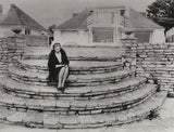 Tante Mimi, Mary Smith, war John Lennons Tante mütterlicherseits.&nbsp;Nach der Trennung seiner Eltern wuchs er bei ihr auf. &nbsp;&nbsp;
