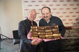 Guschlbauer und Lafer präsentieren die Opernball-Schaumrolle.&nbsp;