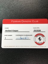 Heribert Kaspar zeigt seine "Ferrari Owner's Club"-Karte