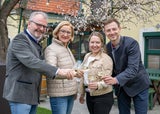 Bürgermeister Josef Wildam, Landeshauptfrau Johanna Mikl-Leitner, Landtagsabgeordnete Silke Dammerer und Walter Lahrnsteig, Heurigenwirt in Mitterarnsdorf. 