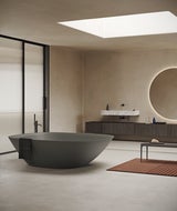 Die XL-Badewanne Forma von Inbani ist formschön und elegant. Das wundervolle dunkelgrau verstärkt das Gefühl von Ruhe. 