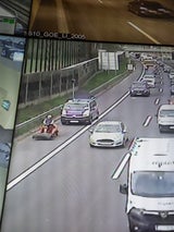 Rasenmähertraktor auf der Autobahn