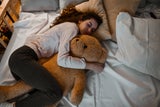 Warum auch Erwachsene mit einem Kuscheltier schlafen sollten
