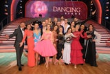 Mirjam Weichselbraun, Andi Knoll und Jurorin Maya Hakvoort mit den weitergekommenen Tanzpaaren der dritten Show. 