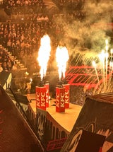 Flammen und Feuer begleiten die waghalsigen Sprünge der Riders.&nbsp;