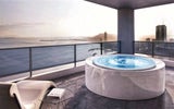 Der Fusion Spa 200: Verdeckte Massagedüsen, stimmungsvolle LED-Chromotherapie und ein umlaufender Infinity-Überlauf sorgen für ein entspannendes Spa-Erlebnis „Made in Italy“. grupotres.com&nbsp;&nbsp;