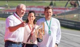Lukas Lauda (rechts) beginnt bei KTM. Im Bild mit Birgit Lauda und Red-Bull-Racing-Profi Helmut Marko