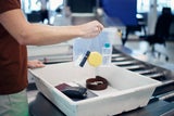 Sprengstoffgefahr: Warum Ihre Handcreme am Flughafen zum Problem werden kann