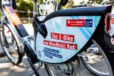 Die E-Bikes sind erkennbar an ihrem silbergrauen Rahmen, dem Akku und sie sind zusätzlich mit einem Blitz auf der Hinterrad-Beklebung gekennzeichnet. 