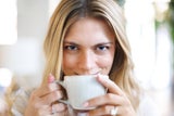 Studie enthüllt: Dieses Getränk am Morgen macht uns glücklich