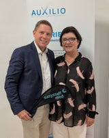 v. l. GF easystaffmed Alexander Tisch und Auxilio -Gründerin Alice Salusek.