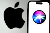 Siri ist die Sprachassistentin von Apple, mit der man auf dem iPhone durch Sprachbefehle Anrufe tätigen, Nachrichten senden, Informationen abrufen oder Apps steuern kann.&nbsp;