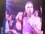 "Kopfüber"-Robbie Williams lässt Klagenfurt ausflippen