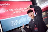 JJ mit neuem Tattoo am Weg zum Song Contest Sieg - 9 Stunden mit der Bahn
