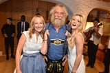 Ernst Prost posiert strahlend mit Maria Hauser und Melissa Naschenweng.&nbsp;