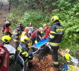 Nasser Feldweg: Pkw stürzt 200 Meter ab, Insassen schwer verletzt