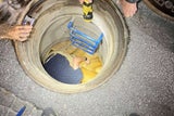 Katze aus Kanalschacht gerettet