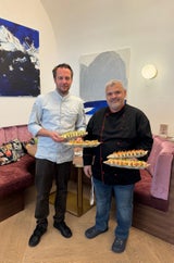 Haubenkoch Christoph Parker mit Sushi-Meister Christos.