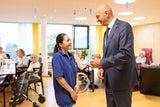 Dörfel im Gespräch mit philippinischer Pflegekraft.