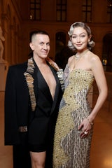 Der Star-Designer mit Gigi Hadid.&nbsp;