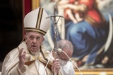 Papst mit vergoldetem Fischerring (Anulus Piscatoris)