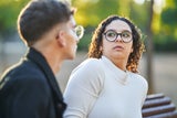 Emotionaler Overkill: So manipulativ ist der Dating-Trend Floodlighting