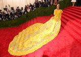 Rihanna sorgt jedes Jahr für einen Wow-Effekt. 2015 mit Mega-Schleppe von Guo Pei.&nbsp;&nbsp;