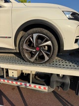 Der aufgeschlitzte Reifen von Muchas Wagen.