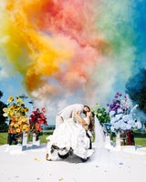 Farbbomben tauchten das Fest in die Regenbogenfarben, als Zeichen für Vielfalt und Vogels Weltmeistertitel.&nbsp;