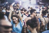 Igitt! Darum sollten Sie Festival-Bänder SOFORT danach entfernen