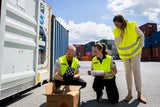 Staatssekretärin Barbara Eibinger-Miedl (re.) besucht den Hafen Wien