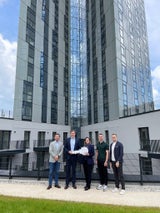 STC-Projektleiterin Yvonne Schrank zusammen mit Projektpartner RoomBuus bei der Übergabe des High Five an die ZBI. 