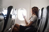 Achtung: Warum Sie im Flugzeug kein T-Shirt tragen sollten