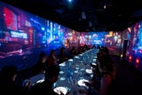 Immersives Dinner entführt ins Cyber-Tokio der Zukunft - einem pulsierenden Kaleidoskop aus Neonlicht.