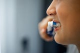 Gefahr im Glas: Diese beliebten Getränke ruinieren unsere Zähne!