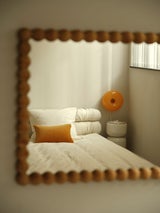 Bequeme Materialien und monochrome Farben auch im Schlafzimmer.