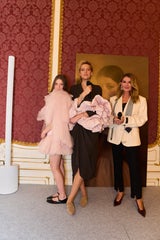 Zolotova mit Jungkünstlerin Elza und Networkerin Nicole Adler, die bei der Umsetzung des Projekts half.&nbsp;&nbsp;