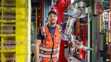 Mensch und Maschine nebeneinander – der Roboter übernimmt körperlich belastende Aufgaben.&nbsp;