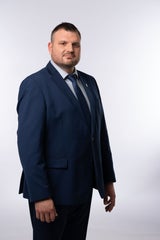 Brenner ist als Servicetechniker tätig und Arbeiterkammerrat für die Freiheitlichen Arbeitnehmer (FA).  