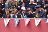 Prinz Louis putzt Papa William die Uniform
