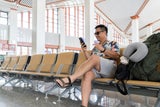 Achtung: Warum Sie im Flugzeug kein T-Shirt tragen sollten
