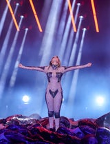 AMAs 2025: Jennifer Lopez schockt mit 8 Outfitwechseln auf der Bühne