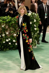 Stets elegant präsentiert sich indes Gastgeberin Anna Wintour – 2024 in Loewe.&nbsp;