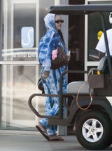 Rihanna war einer der ersten Superstars, der sich mit Labubu an der „Louis Vuitton-Tasche zeigte.&nbsp;